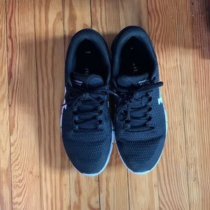 UA Charged black sneakers